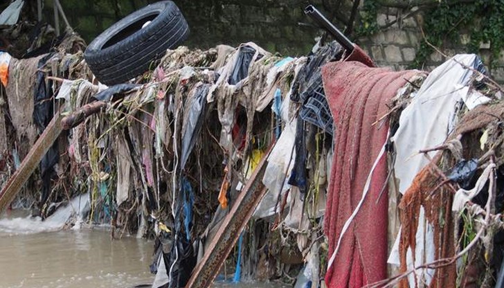 Виновни са хората, които цапат, казват мнозина. И липсата на контрол, добавят други. Това обаче е само част от отговора - при това може би по-малката част Виновни са хората, които цапат, казват мнозина. И липсата на контрол, добавят други. Това обаче е само част от отговора - при това може би по-малката част