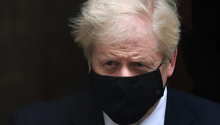 "Започват да се наблюдават някои признаци на достигане на плато, а може би дори и на намаляване на хоспитализациите и заболеваемостта. Но не забравяйте, че нивата им все още са много високи", каза Джонсън