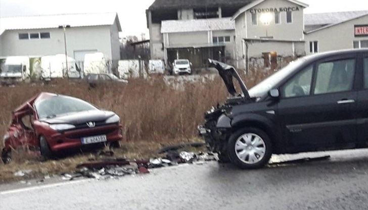 "Рено" се блъска с предната си част в завъртял се пред него лек автомобил "Пежо" и го изхвърля край пътя "Рено" се блъска с предната си част в завъртял се пред него лек автомобил "Пежо" и го изхвърля край пътя