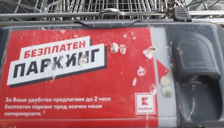 Количките в хипермаркета са безобразно мръсни, с изпражнения от птици по тях