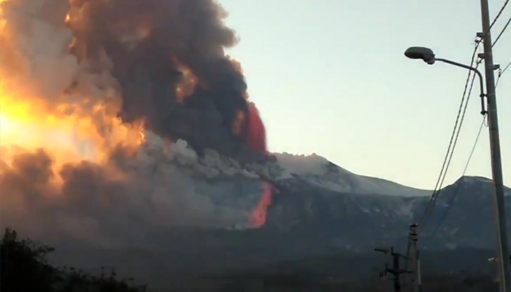 По западния склон на вулкана се спусна и поток лава, но тя не застрашава селата в близост до Етна