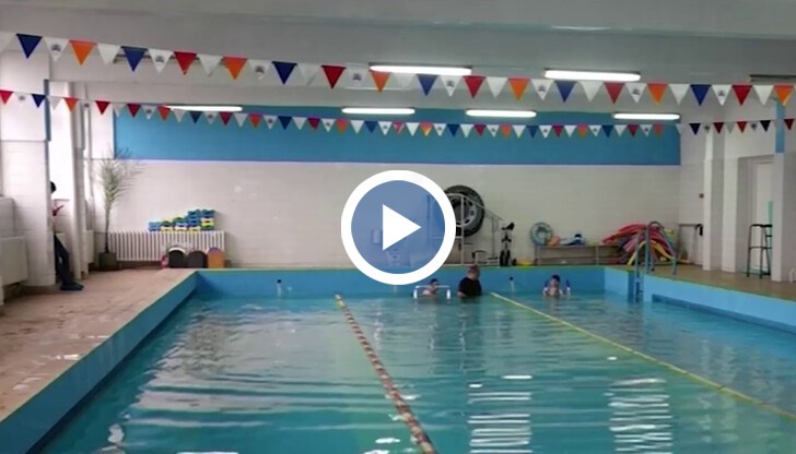 Повече от 60 деца с различни увреждания всеки ден посещават басейна за рехабилитация. Упражненията са не само забавни, но и дават обнадеждаващи резултати