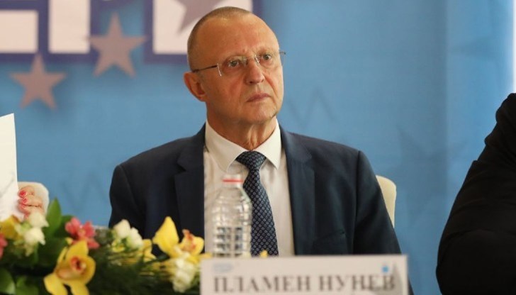 "По този начин винаги продължаваме по-силни напред", допълни Нунев