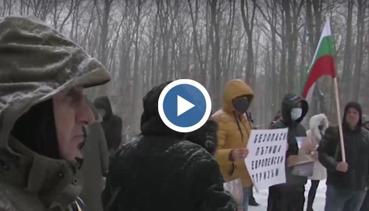 Събирането под мотото „Любовно писмо до АПИ” се състоя въпреки, че в края на седмицата от Пътната агенция увериха, че до началото на летния туристически сезон трасето Созопол до Царево ще бъде ремонтирано