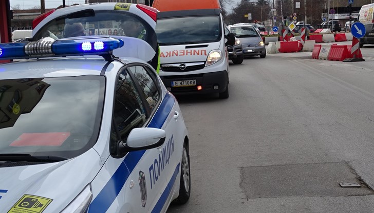 След удара патрулката се качила на тротоара и е ударила преминаващо 13-годишно момиче