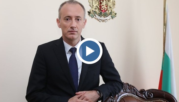 Вирусът не отслабва, но не можем да затворим образователната система, заяви образователният министър по повод утрешното връщане на големите ученици в клас