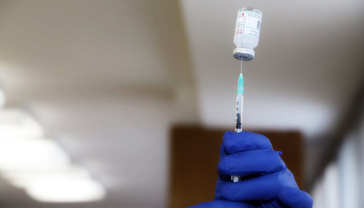 В III фаза ще ваксинират журналисти, полицаи и служители в АЕЦ