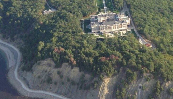 Може би за да скрие нещо? Например таен дворец на президента Путин? Може би за да скрие нещо? Например таен дворец на президента Путин?