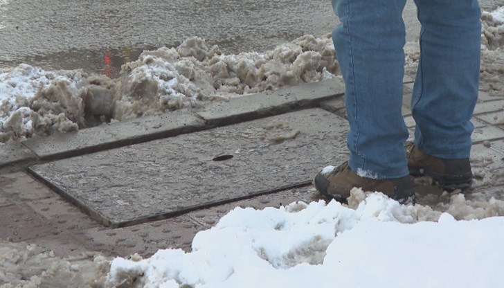 Мили майки, кажете на децата си да не пресичат през шахти в България. Опасно е! Мили майки, кажете на децата си да не пресичат през шахти в България. Опасно е!