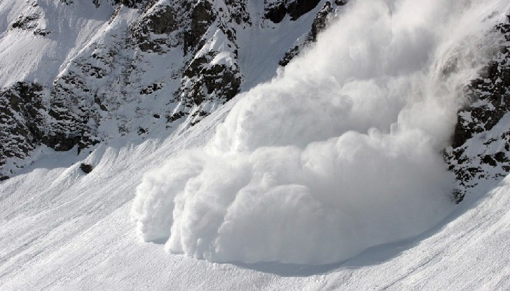 Топлото време прави снега неустойчив, а вятърът води до пренос на снежна маса