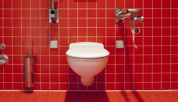 Ако е възможно, избягвайте да докосвате каквото и да било в тоалетната с голи ръце и никога не докосвайте лицето, очите или носа, преди да се измиете