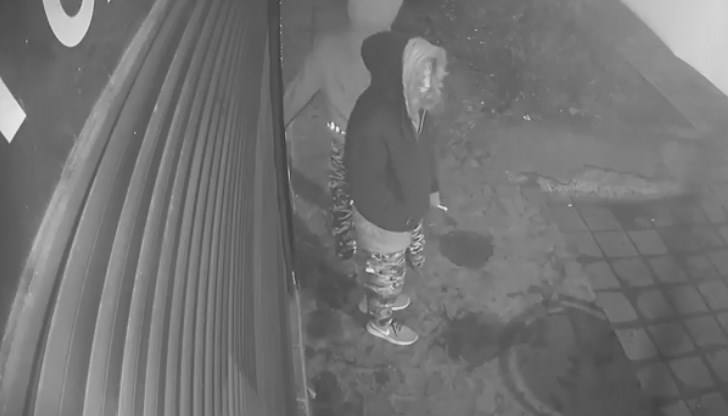 Ако някой разпознае извършителите, нека да подаде информация на телефон 0895 430 404 Ако някой разпознае извършителите, нека да подаде информация на телефон 0895 430 404