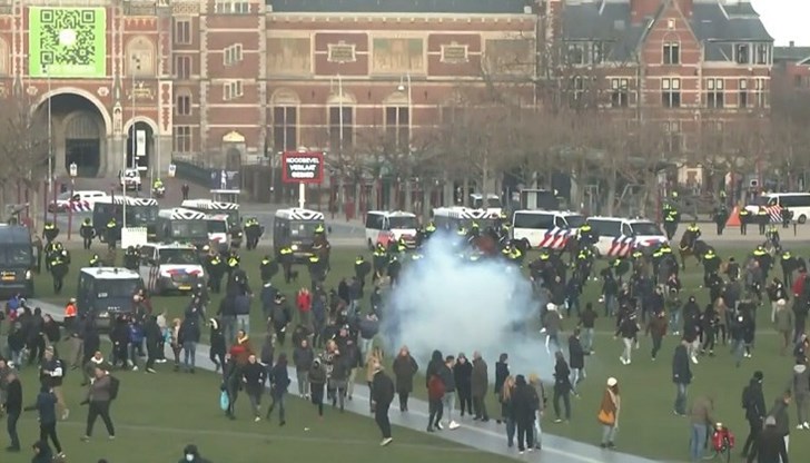 Във Виена властите забраниха организирано шествие, но около 10 000 души активисти все пак събраха в центъра на града