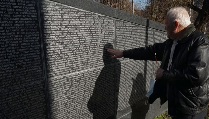 Цветът на нацията е буквално избит в нощта на 1 срещу 2 февруари 1945 година. На мястото на убитите, са назначени хора от селата, които да управляват България