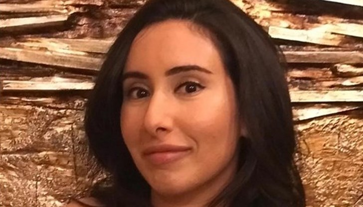 Принцесата разказва за жестокостите на собствения си баща, за брутално строгите правила, установени в дома им, както и за трите години, които самата тя е прекарала в арабски затвор