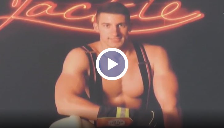 Шестимата варненски пожарникари позират пред обектива с лека нотка еротика