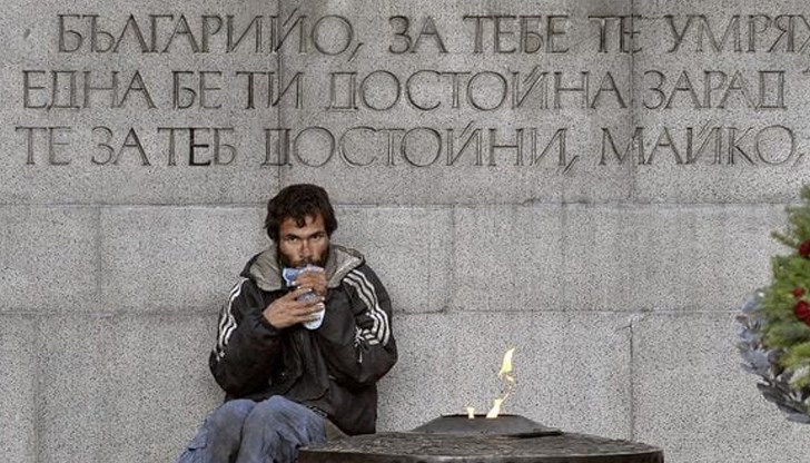 Бедността е порок. Бедността е този слон в средата на стаята, който всички се правят, че не виждат. Милиони българи мизерстват. Стотици хиляди са потънали в дългове или са загубили домовете си Бедността е порок. Бедността е този слон в средата на стаята, който всички се правят, че не виждат. Милиони българи мизерстват. Стотици хиляди са потънали в дългове или са загубили домовете си