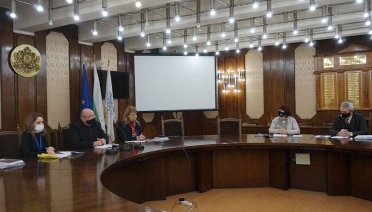 Те са изцяло насочени към осигуряване на необходимите условия за функциониране на системата на предучилищното и училищното образование на територията на общината