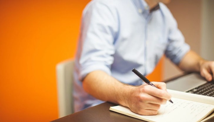 Появяват се дископатии, целулит, висок холестерол, болки, наднормено тегло....и всичко това заради постоянното седене на стола