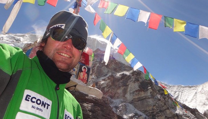 Алпинистът изчезна в подножието на връх К2, издирват го