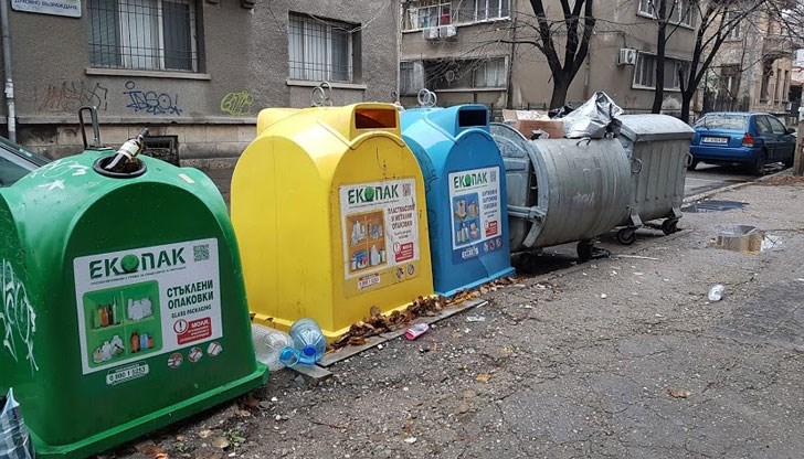 Подменят и възстановяват унищожените и увредени през годините контейнери до края на месеца