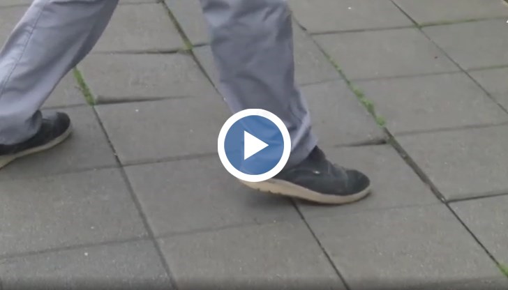 Васил Симеонов вървял по тротоара, когато той започнал да пропада. Изведнъж плочките, върху които стъпва, поддали и се образувала голяма яма