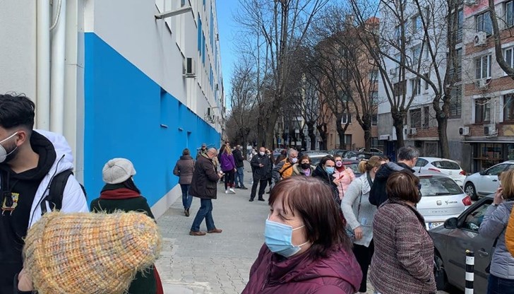 "Зелените коридори" бяха открити с "храаааааас", без никаква предварителна информация. Истината е, че се отвориха доста точки, където човек да може да се ваксинира. В средата на седмицата всичко приключи така, както започна - рязко "зелените коридори" пуснаха кепенците