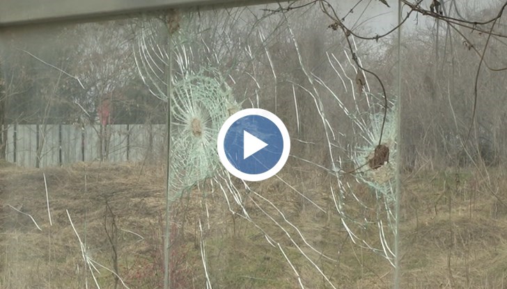 Пет са местата, където е удряно с камък или чук, с единствената цел да бъдат потрошени