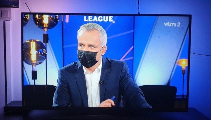 Телевизионна водеща, която прави интервю в студио с маска. Това е все по-често срещана гледка в много от западните телевизии