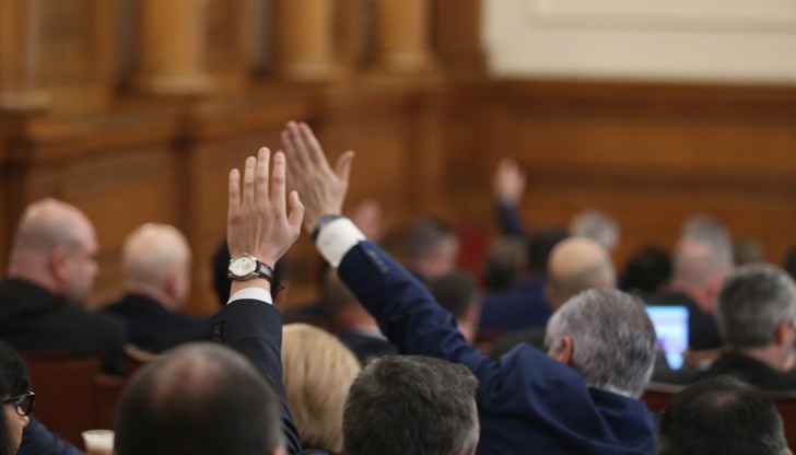 Частичното вето над закона засягаше частта, в която се посочва, че на следващите избори ще се гласува както машинно, така и с хартиени бюлетини Частичното вето над закона засягаше частта, в която се посочва, че на следващите избори ще се гласува както машинно, така и с хартиени бюлетини