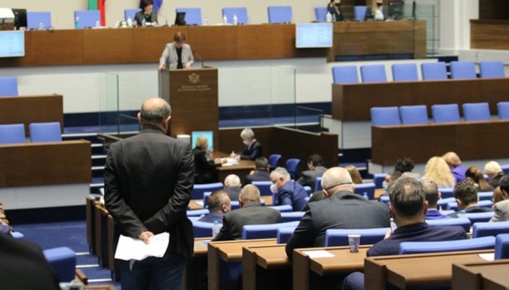 Обаче всеки ще трябва за своя сметка да плаща минималните здравни вноски