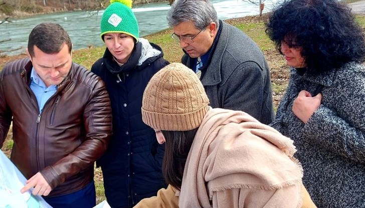 Кметът и неговият екип обсъждат плана за промяна на местността