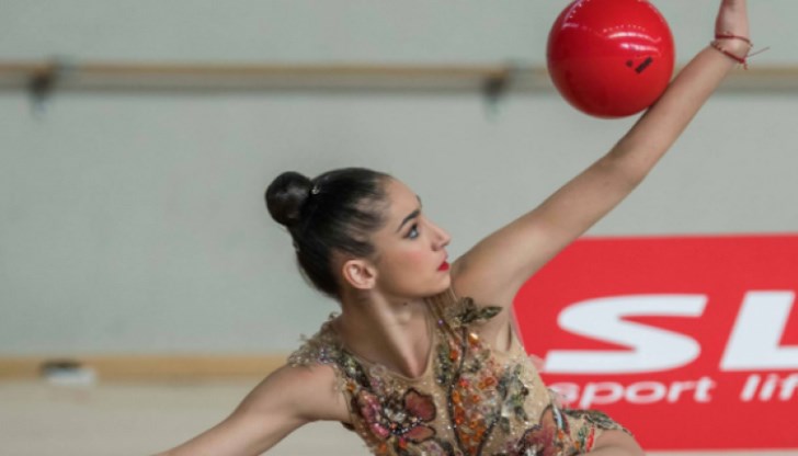 Ансамбъл-девойки спечели сребърния медал в съчетанието с 5 топки в международния турнир, а Ева Брезалиева и Стилияна Николова грабнаха медалите за топка и обръч Ансамбъл-девойки спечели сребърния медал в съчетанието с 5 топки в международния турнир, а Ева Брезалиева и Стилияна Николова грабнаха медалите за топка и обръч