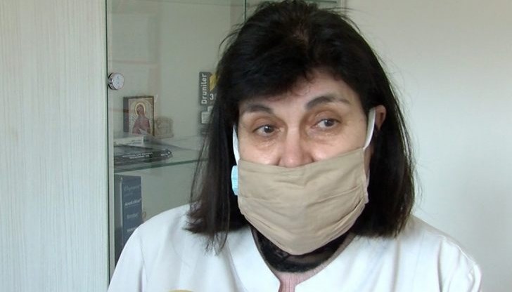 Д-р Добринка Радоева, която практикува в русенското село Ценово, споделя, че записани за ваксинация има много, но ваксини няма