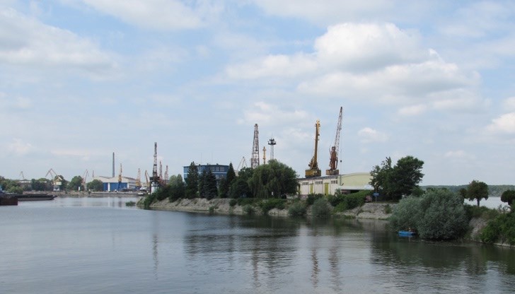 По Дунав процедурата за концесия, които ще бъдат обявени тази година, са за “Русе-запад”, “Русе-изток 1” , “Русе-изток 2”, “Зимовник-Русе” По Дунав процедурата за концесия, които ще бъдат обявени тази година, са за “Русе-запад”, “Русе-изток 1” , “Русе-изток 2”, “Зимовник-Русе”