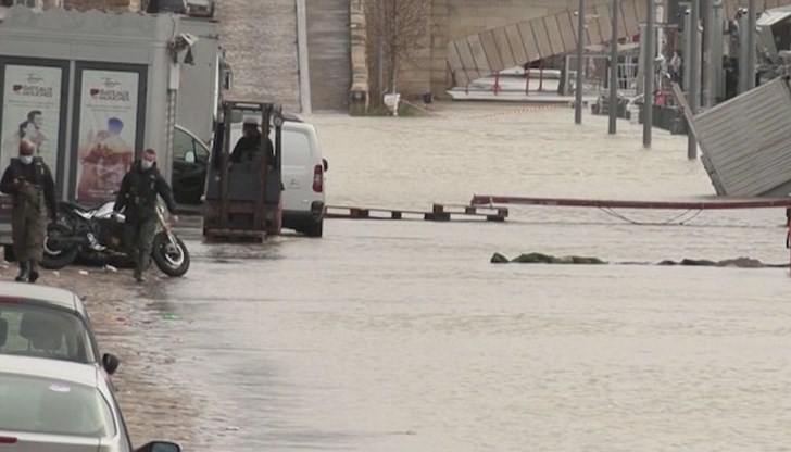В региона на Париж река Сена прелива от коритото си за пети пореден ден