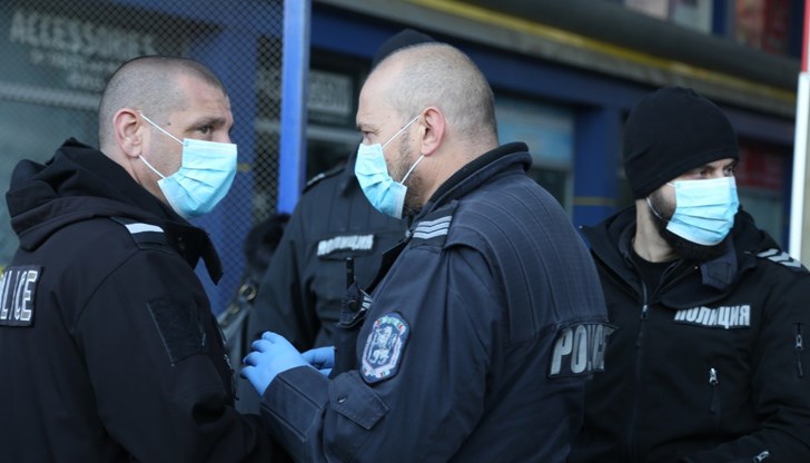 Помещението преди време е било заведение, но към момента не функционира като такова, но вътре полицаите намерили 13 човека