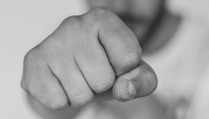 Случаен минувач видял на улицата безжизнено тяло на жена със завързани ръце и подал сигнал на телефон 112. Медицински лица констатирали смъртта на Пенка