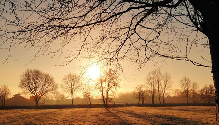 Днес ще има променлива облачност, над източната половина от страната по-често значителна и на места там ще има слаби превалявания от дъжд и сняг Днес ще има променлива облачност, над източната половина от страната по-често значителна и на места там ще има слаби превалявания от дъжд и сняг