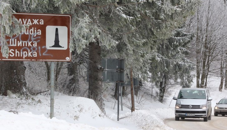 Ограничено е преминаването на автомобили над 12 т през проходите „Предела“, „Петрохан“ и „Троянски“, както и в проходите „Рожен“, „Печинско“ и „Превала“, където e забранено преминаването с ремаркета и полуремаркета Ограничено е преминаването на автомобили над 12 т през проходите „Предела“, „Петрохан“ и „Троянски“, както и в проходите „Рожен“, „Печинско“ и „Превала“, където e забранено преминаването с ремаркета и полуремаркета