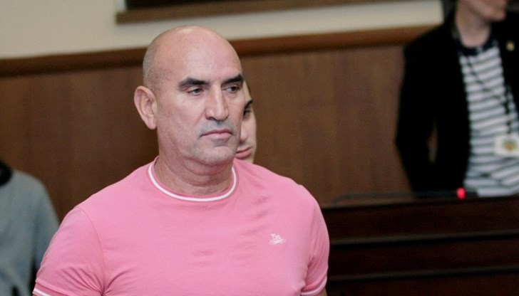 Бившият кмет незаконно е свързал кабел от дома си към отиващ към църквата електропровод