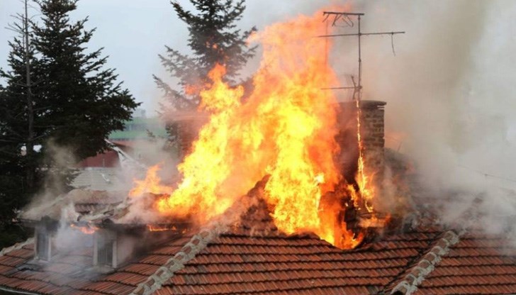 Спасени са две съседни къщи и е предотвратено огънят да не засегне горски фонд /Снимката е илюстративна/