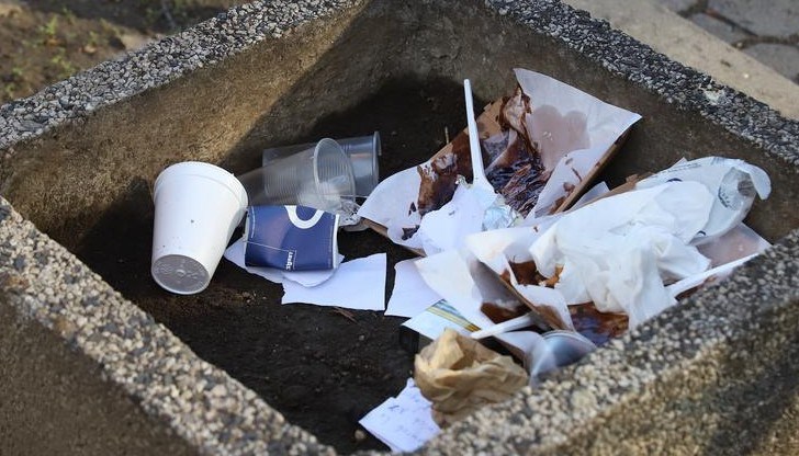 Страната е засипана от боклуци - изриват ги на едно място, а те се появяват на друго