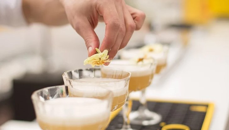 Бар в Тел Авив заедно с общинските власти предприе необичайната инициатива да стимулира ваксинираните с безплатни напитки Бар в Тел Авив заедно с общинските власти предприе необичайната инициатива да стимулира ваксинираните с безплатни напитки