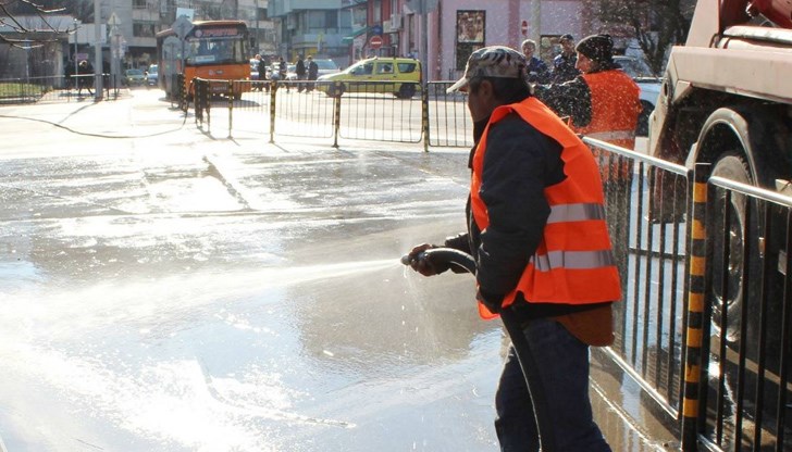 "За кой път трябва да Ви сигнализирам,че улица "Богдан войвода" е с интензивно движение, не е измивана от години, а участъци от северния й тротоар са непроходими!?"