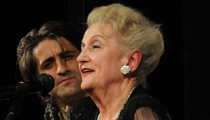 Гергана Кофарджиева е еднa от най-популярните театрални актриси от близкото минало. В творческата ѝ биография са вписани роли на големи аристократки, заради което в театъра е наричана от колегите си „Царицата”