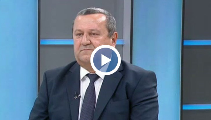 "Няма опасност осигурените лица да загубят своите вложения", категоричен бе той.