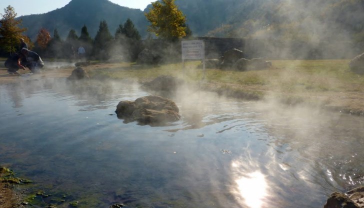 "Защо не коментират обявеното от Икономическото министерство, че само за една година са направени над 200 покупки на земи около минерални извори и всички те са от израелски фирми?", пита се Камелия Иванова
