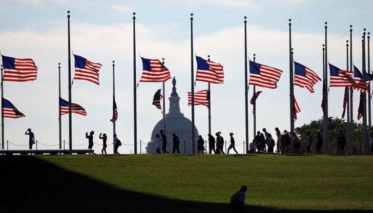 Джо Байдън нареди флагът на САЩ върху държавните институции да бъде свален ниско на пилона в памет на жертвите от Covid-19
