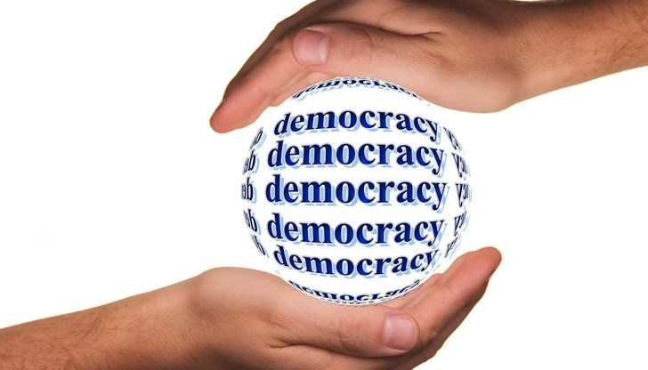 Причината се корени в голяма степен (но не изцяло) в ограниченията на индивидуалните и граждански свободи, наложени от властите заради пандемията